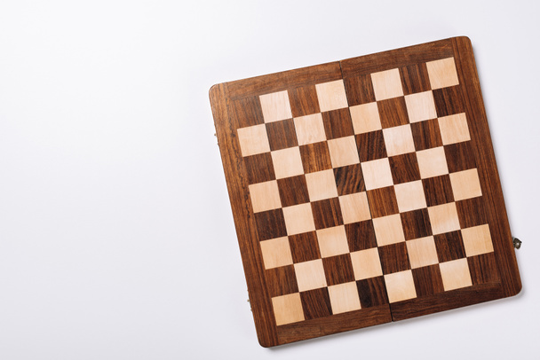 Widok górny szachownicy na białym tle z przestrzenią do kopiowania - Zdjęcie, obraz