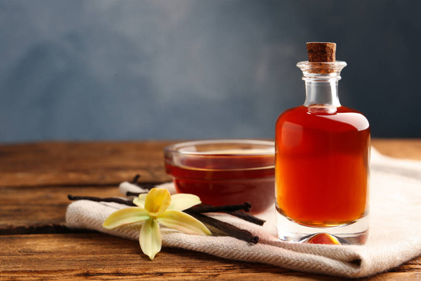 Aromatic homemade vanilla extract on wooden table - Foto, Imagem