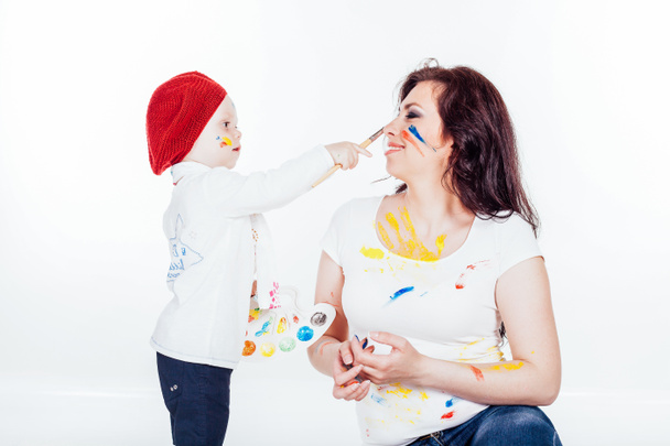 μητέρα και το μικρό αγόρι χρώματα όταν ζωγράφισε - Φωτογραφία, εικόνα