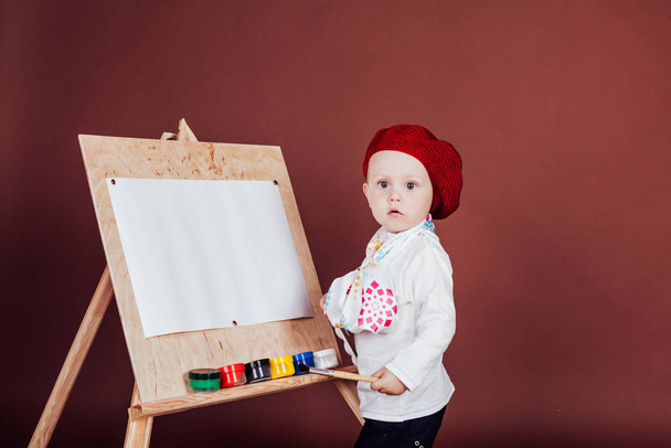 маленький мальчик художник кисти и рисует картины
 - Фото, изображение