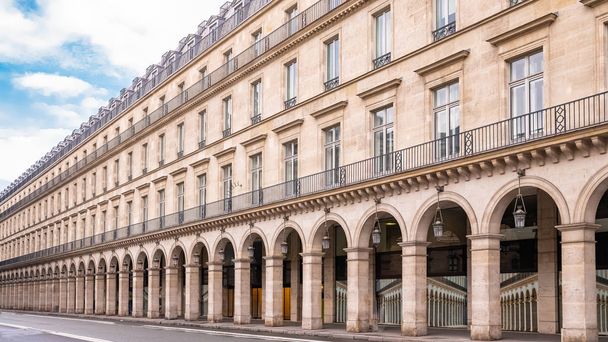 パリ、リヴォリ通りのパノラマ、典型的な建物、パリのファサード - 写真・画像
