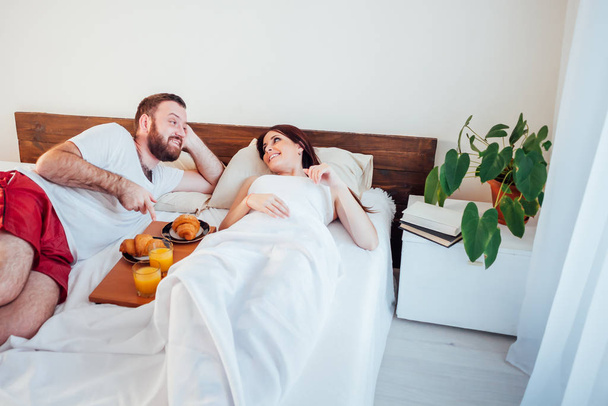 férfi és nő reggeli az ágyban reggel - Fotó, kép