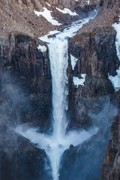 Teil eines 55-Meter-Wasserfalls am Fluss Hikikal, Putorana Platea - Foto, Bild