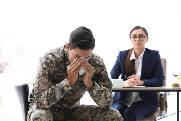 Psychotherapist working with male military officer in office - Foto, imagen