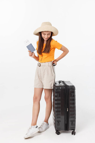 旅行バッグとカジュアル旅行で魅力的な若い女性の完全な長さは、白い背景に隔離された - 写真・画像