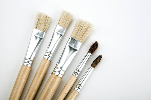 quattro pennelli per dipingere su un tavolo bianco
 - Foto, immagini