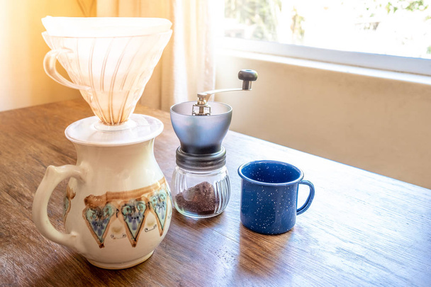 otthoni kávé berendezések egy fa padon - Fotó, kép