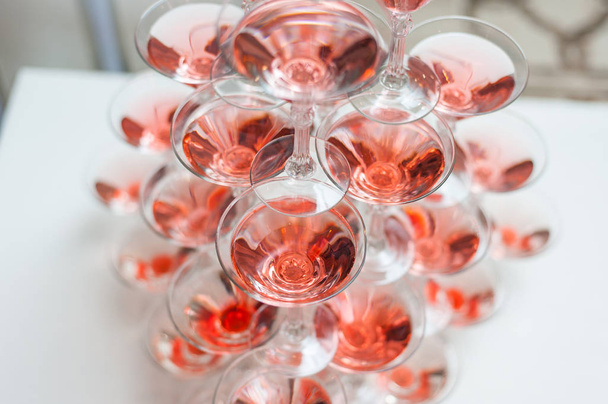 Mesa de banquete de lujo con una pirámide de copas de champán con ch
 - Foto, Imagen