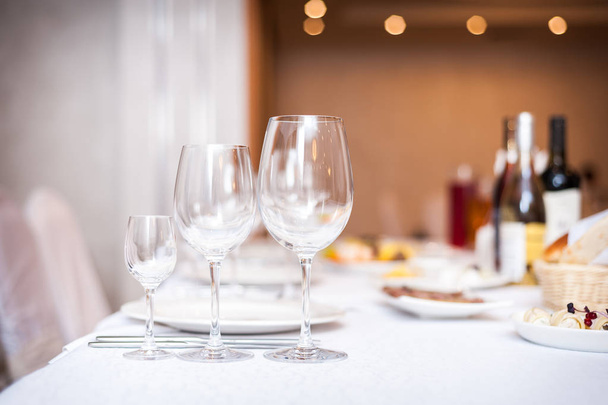 Copas de vino vacías en el restaurante
 - Foto, imagen