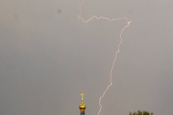 Fulmine durante un temporale nel cielo sopra la cupola e cr
 - Foto, immagini