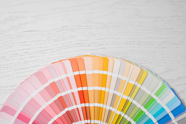 helle Palette Muster und Platz für Text auf weißem Holztisch, flach gelegt. Regenbogenfarben - Foto, Bild