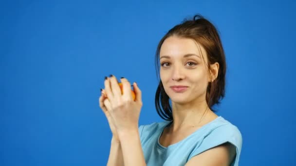 Smiling Woman with Healthy Teeth Eating Red Apple on Blue Background in Studio. Dieting Concept. Vegetarian Food. - Filmagem, Vídeo