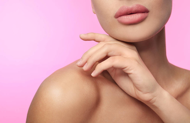 Woman with matte lipstick on pink background, closeup - Foto, afbeelding