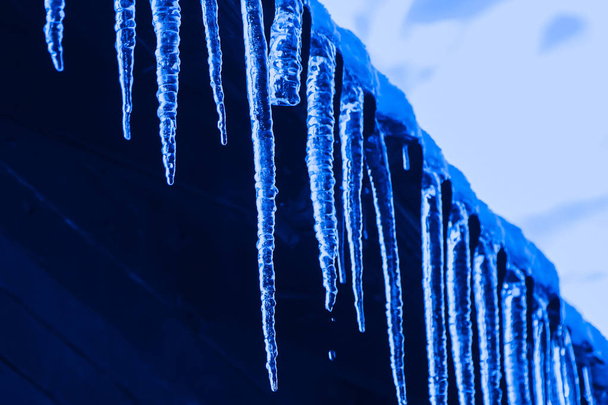 Große Eiszapfen hängen vom Dach - Foto, Bild