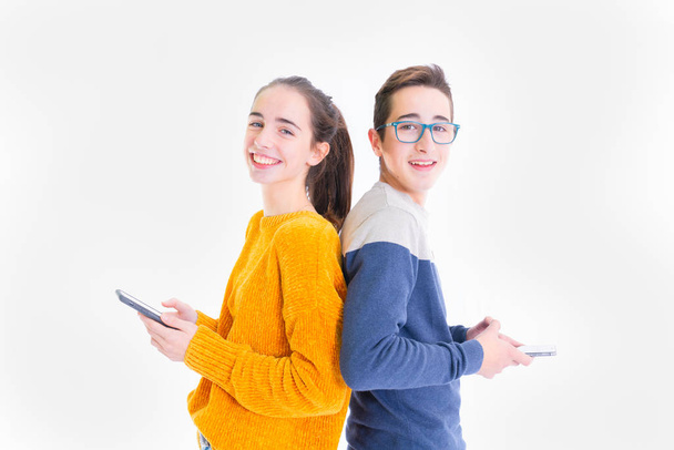 Dva usměvaví teenageři se dívají do kamery - Fotografie, Obrázek