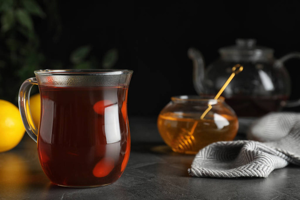 Delicious tea with honey on grey table - Foto, Imagem