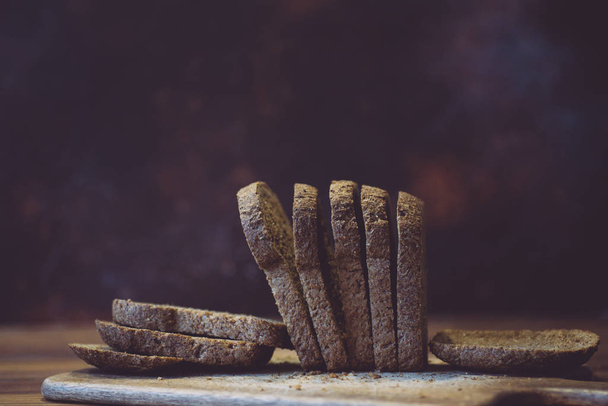 Kotitekoinen gluteeniton leipä. Ruisleipä leseissä ja viljassa
 - Valokuva, kuva