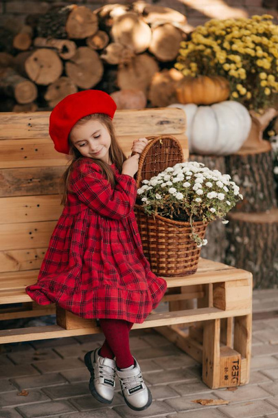 Портрет красивої маленької дівчинки з квітами
   - Фото, зображення