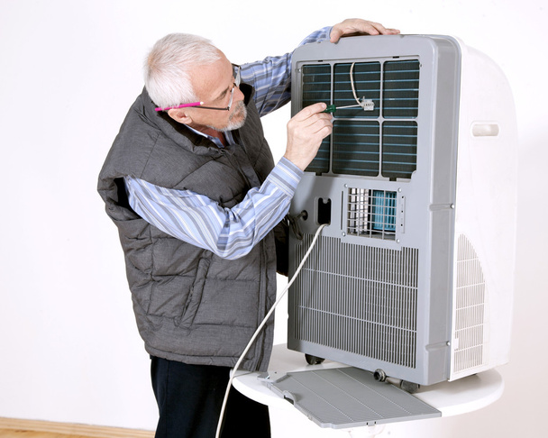 Uomo riparazione aria condizionata
 - Foto, immagini