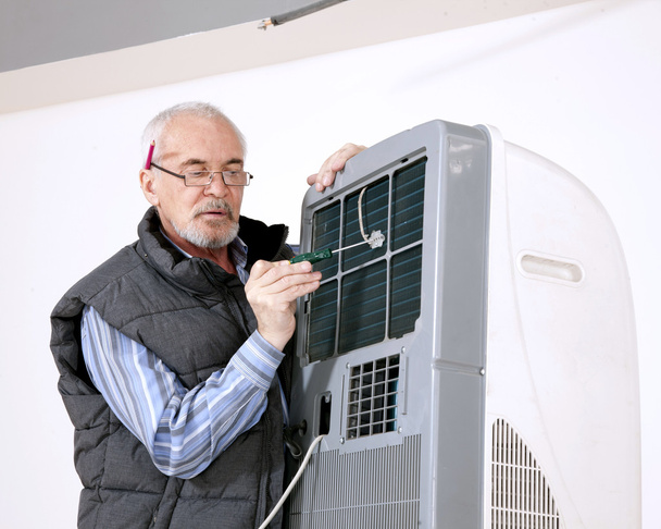 Uomo riparazione aria condizionata
 - Foto, immagini