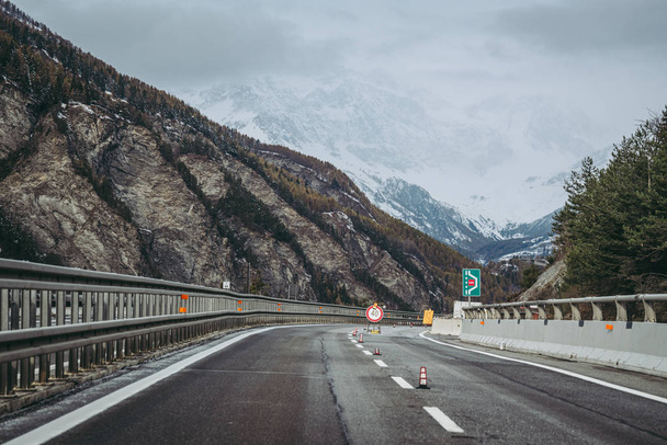 Bardonecchia, Olaszország / 2019. november: Kilátás az Alpok mentén  - Fotó, kép