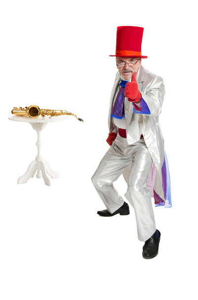 Mágico com trompete mostra trombeta
 - Foto, Imagem