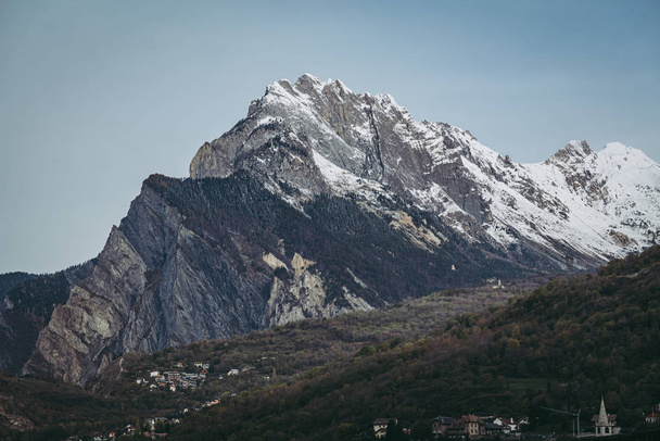 САВУА, ФРАНЦИЯ / НОЯБРЬ 2019: Вид на Альпы вдоль французской границы
 - Фото, изображение