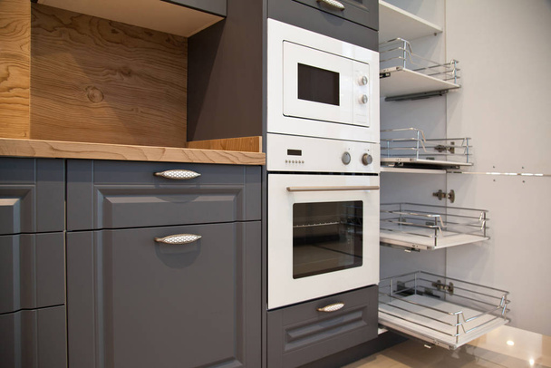 Sisustus ylellinen puinen moderni keittiö harmaa valkoinen kaapit
 - Valokuva, kuva