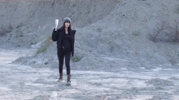 Βάναυση γυναίκα από συμμορίες χούλιγκαν πηγαίνει με ένα ρόπαλο του μπέιζμπολ στην ερημιά - Πλάνα, βίντεο
