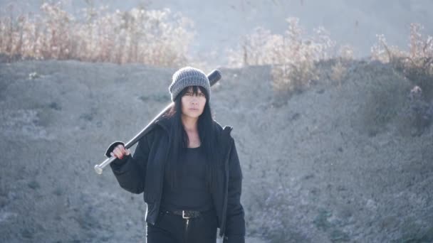Brutale Frau aus Hooligan-Banden geht mit Baseballschläger in die Wüste - Filmmaterial, Video