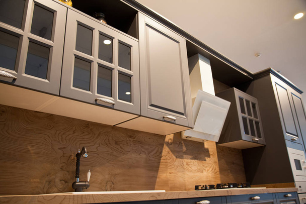Wnętrze luksusowej drewnianej nowoczesnej kuchni szare szafki - Zdjęcie, obraz
