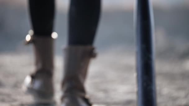 pohled zezadu na špinavé boty ženy kráčející po pustině - Záběry, video