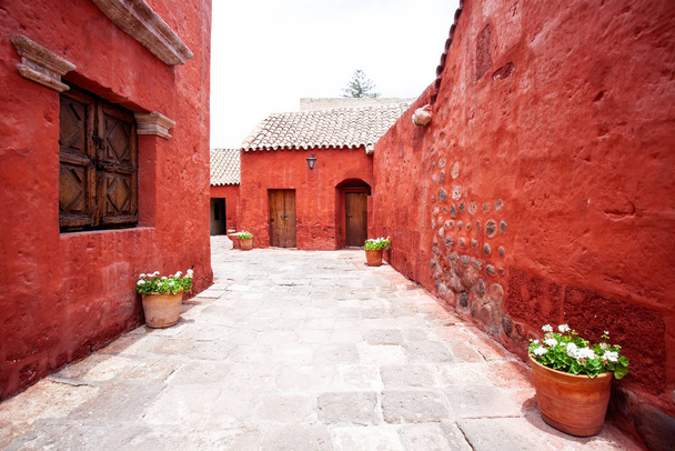 Ulica z czerwonymi murami, Saint Catalina, Arequipa, Peru - Zdjęcie, obraz