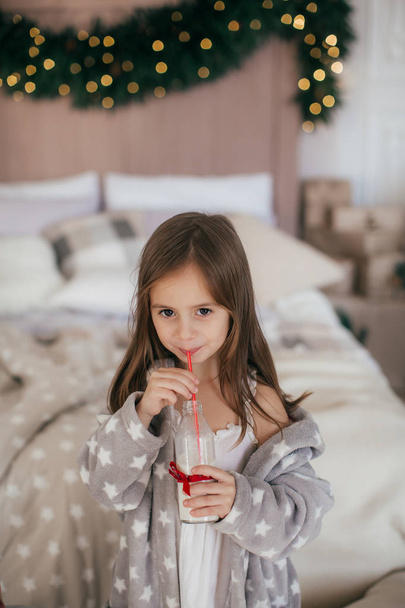 Petite fille posant à l'intérieur de Noël avec boisson
 - Photo, image