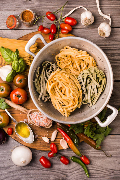 Итальянская еда, ингредиенты для приготовления лапши
 - Фото, изображение