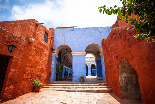 Paredes rojas y azules en el monasterio de Santa Catalina, Arequipa, Perú
 - Foto, imagen