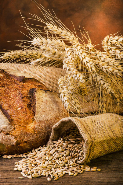 Натюрморт. Паньятка хліба з зернами пшениці та борошна
 - Фото, зображення
