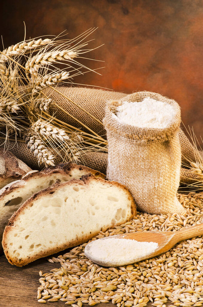 Asetelma. Pagnotta leipää vehnän jyvät ja jauhot
 - Valokuva, kuva