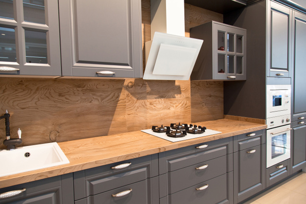 Belső tér luxus fa modern konyha szürke szekrények - Fotó, kép