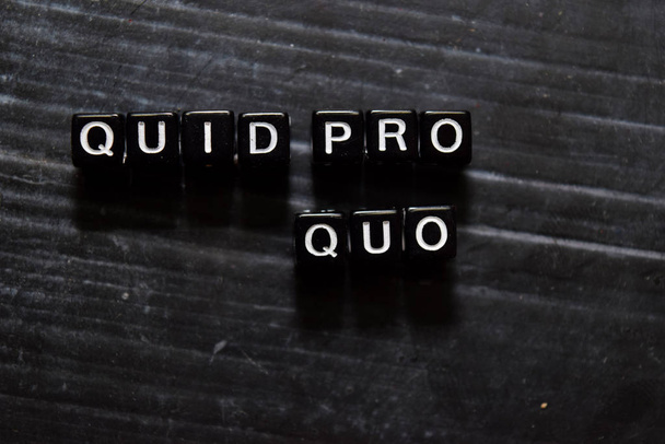 Tahta küplere Latince "Quid Pro Quo". Masa arkaplanı - Fotoğraf, Görsel
