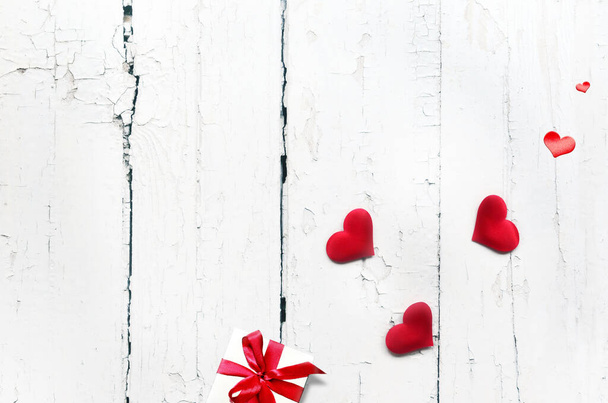 バレンタインデーギフトボックス白い木製の背景にハート、コピースペース付きのトップビュー - 写真・画像