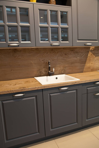 Interiér luxusních dřevěných moderních kuchyňských šedých skříněk - Fotografie, Obrázek