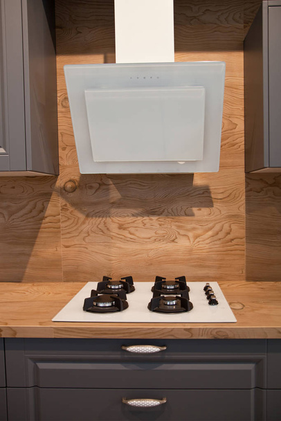 モダンなキッチンとガラスセラミック組み込みのガスオーブンの詳細 - 写真・画像