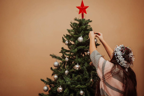 Girl decorating the Christmas tree - Zdjęcie, obraz