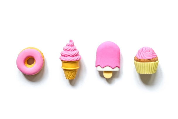 Různé hračky sladkosti v miniatuře s měkkými stíny zblízka izolované na bílém pozadí. - Fotografie, Obrázek