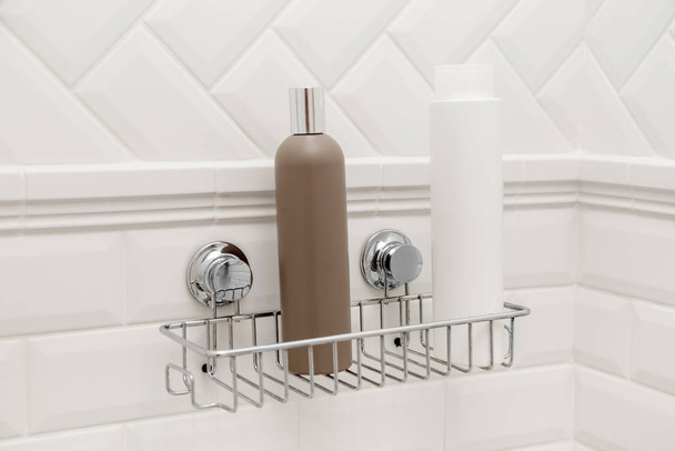 Botellas de artículos de tocador en ventosas estante de baño compacto, fijación en la pared de azulejos sin perforación
 - Foto, Imagen