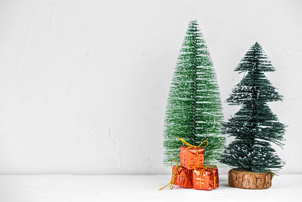 Kis ajándékdobozok a karácsonyfa alatt - Fotó, kép