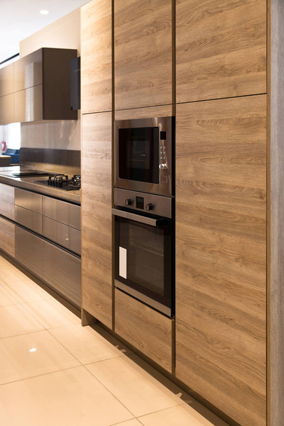 Intérieur de luxueuse cuisine moderne et armoires en chêne gris
 - Photo, image