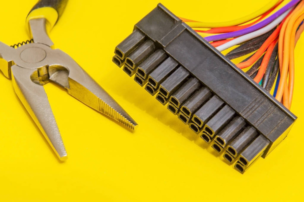 Alicates para un maestro electricista y cables con contactos de diferentes colores
 - Foto, imagen
