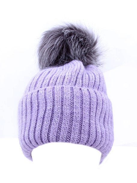 chapeau de luxe en laine tricotée avec pompon en fourrure, lilas et turquoise, automne, hiver, isolé sur fond blanc, garniture
 - Photo, image
